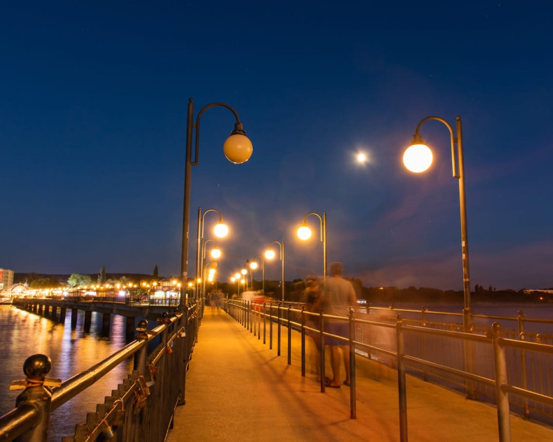 Dlaczego lokalizacja przy promenadzie jest kluczowa dla wynajmu apartamentu nad morzem?